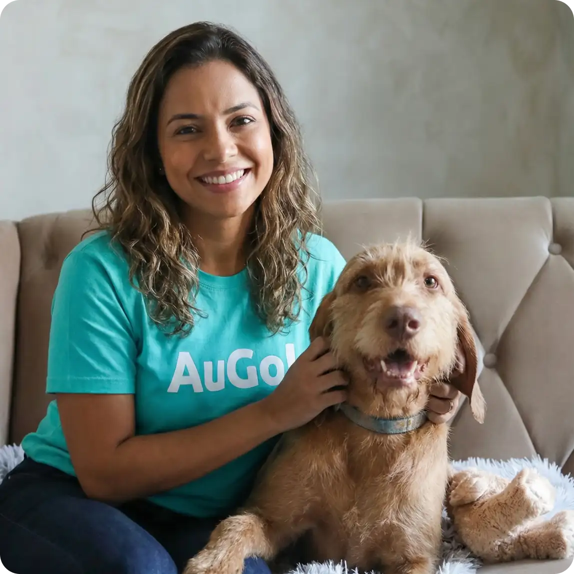 Passeadora de cães profissional da AuGo interagindo amigavelmente com pet