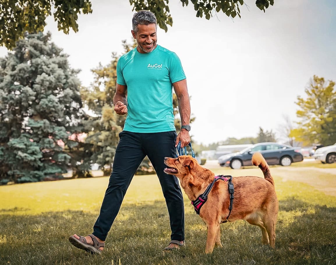 Passeador AuGo caminhando com um cachorro em uma área verde