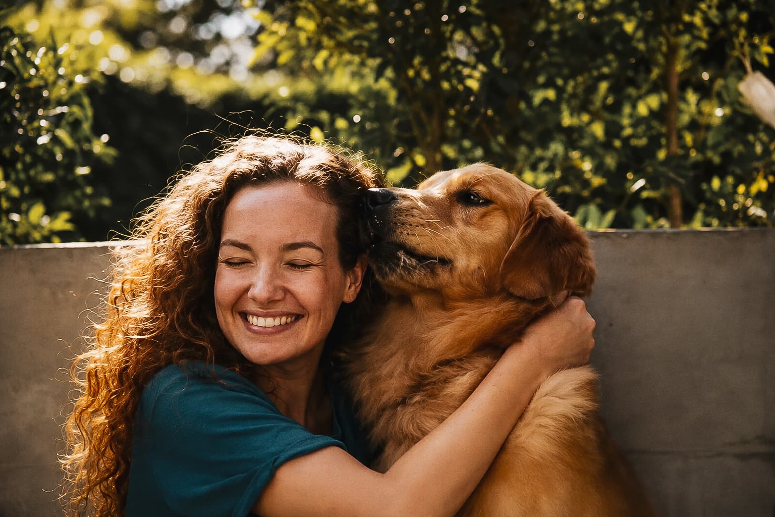 Cuidadora abraçando um cachorro