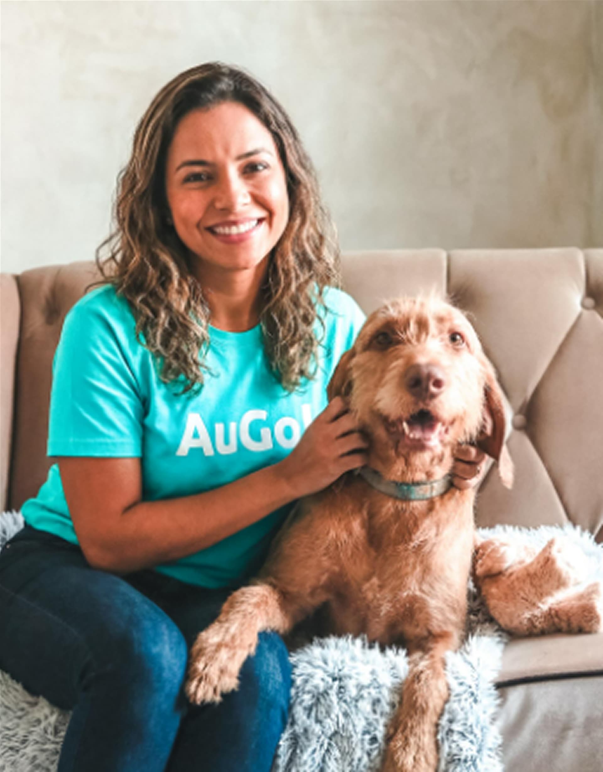 Pet sitter cuidando de gatos em casa